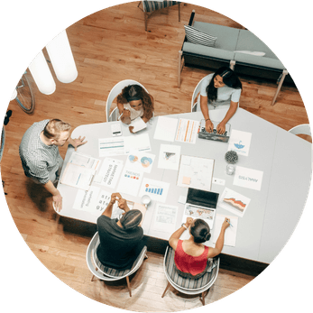 Équipe RH d'une grande entreprise consultant leur complémentaire santé collective